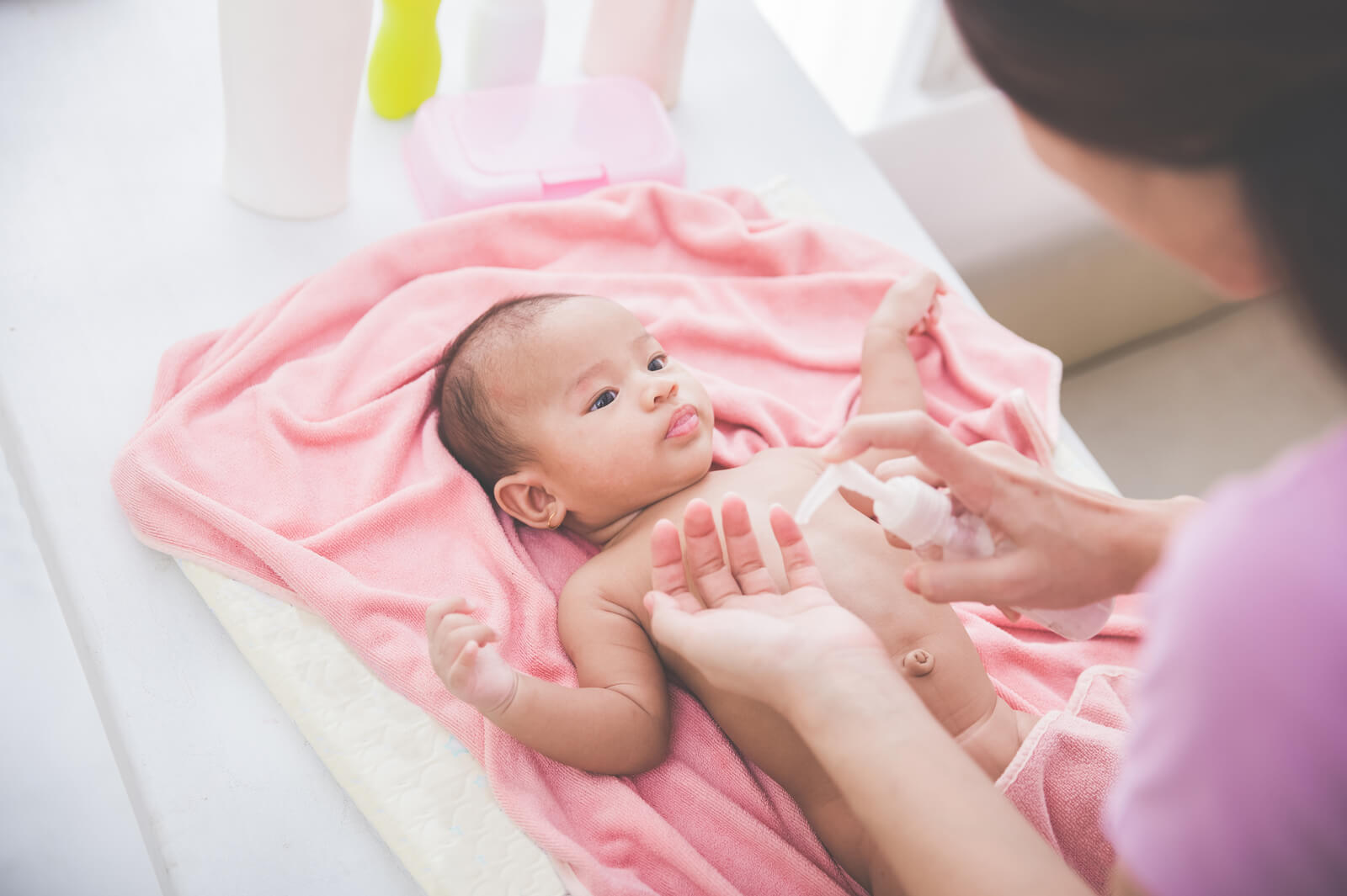 5 Produk Untuk Merawat Kulit Bayi Yang Baru Lahir